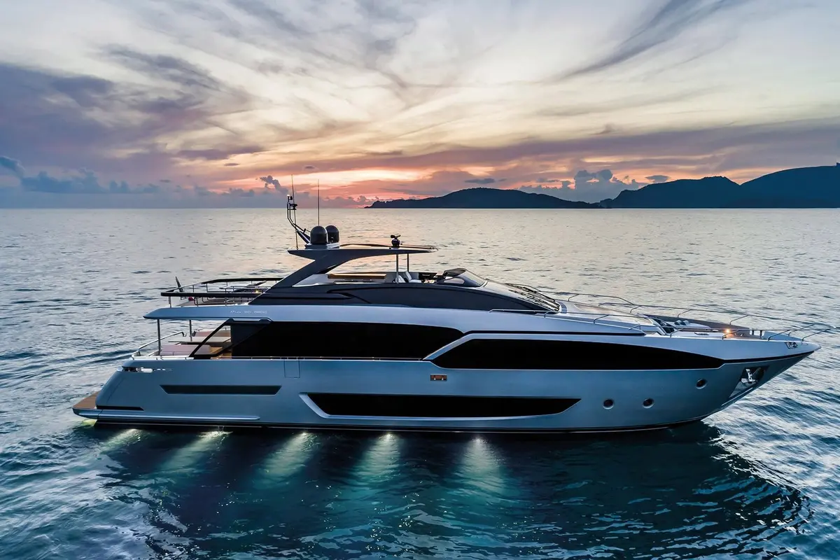 Riva 90, extérieur — Luxury Yachts St. Tropez, Saint-Tropez. Silhouette rapide au large de Pampelonne, cabines pour un week-end