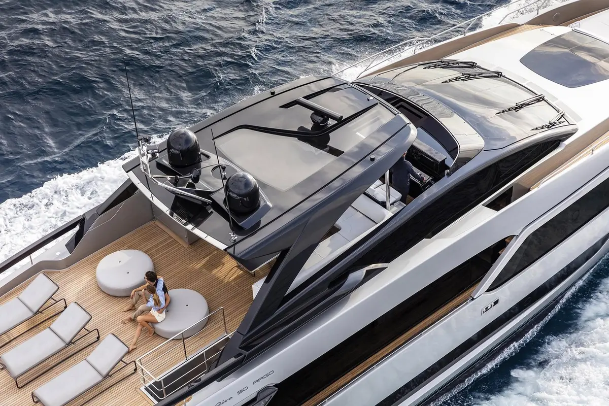 Riva 90, pont principal — Luxury Yachts St. Tropez, Saint-Tropez. Silhouette rapide au large de Pampelonne, cabines pour un week-end