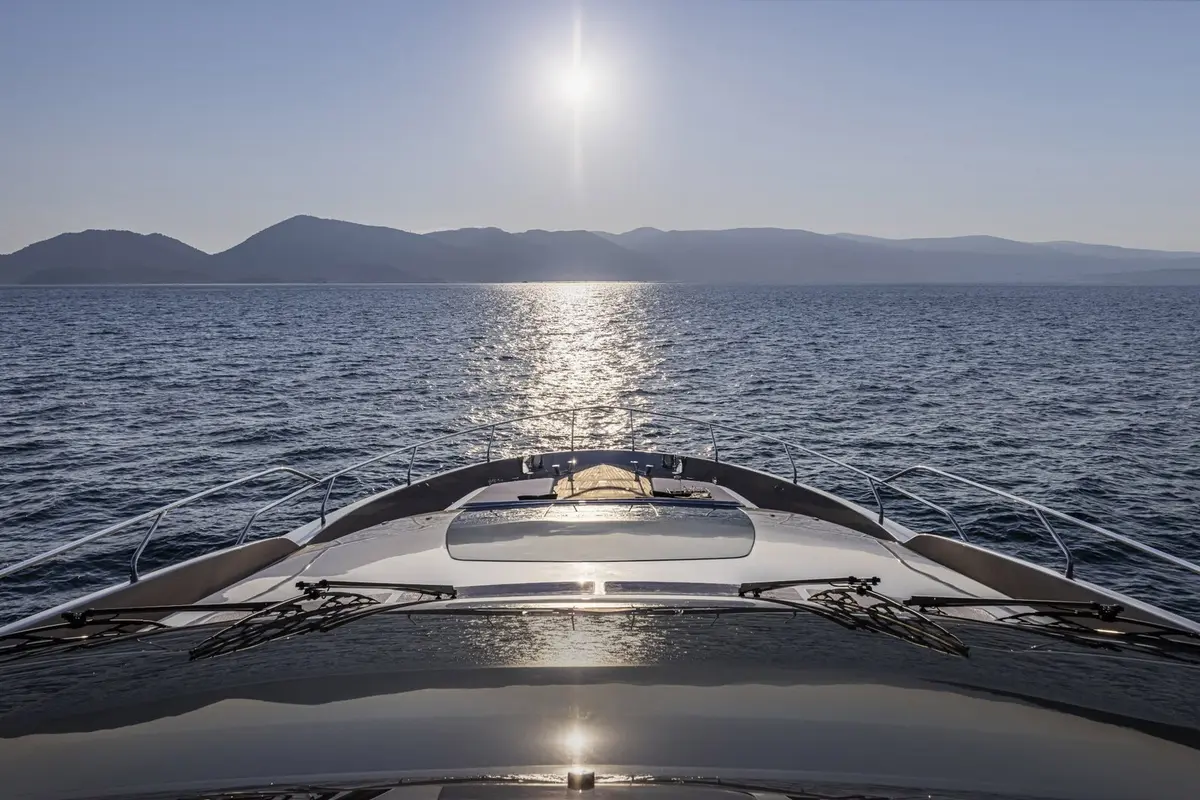 Riva 90, pont arrière — Luxury Yachts St. Tropez, Saint-Tropez. Silhouette rapide au large de Pampelonne, cabines pour un week-end