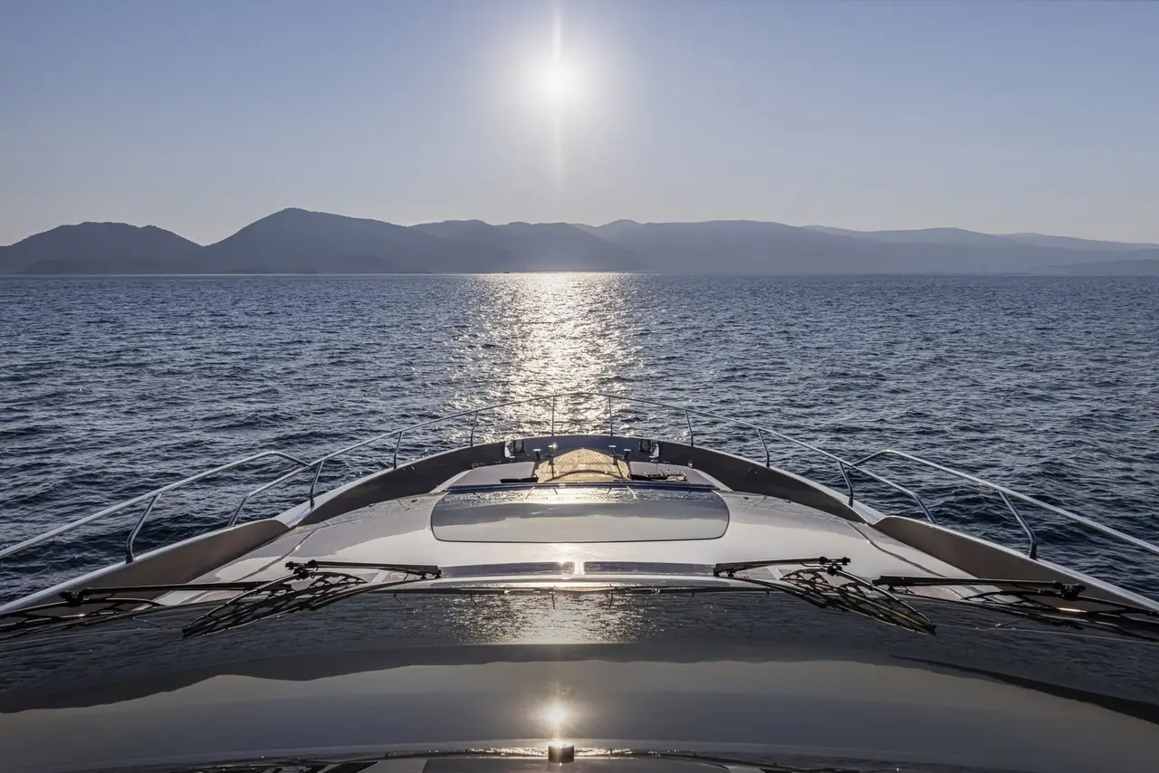 Riva 90, pont arrière — Luxury Yachts St. Tropez, Saint-Tropez. Silhouette rapide au large de Pampelonne, cabines pour un week-end