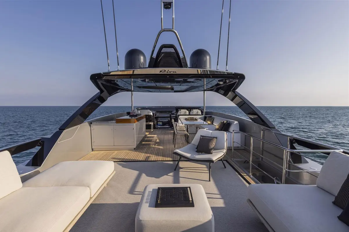 Riva 90, cabine principale — Luxury Yachts St. Tropez, Saint-Tropez. Silhouette rapide au large de Pampelonne, cabines pour un week-end