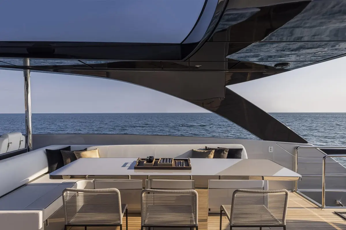 Riva 90, flybridge — Luxury Yachts St. Tropez, Saint-Tropez. Silhouette rapide au large de Pampelonne, cabines pour un week-end