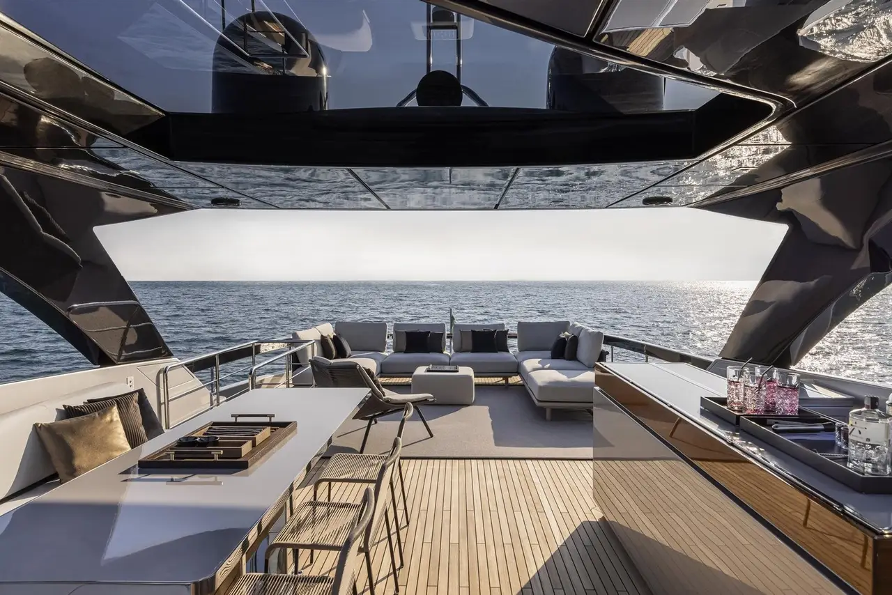 Riva 90, extérieur — Luxury Yachts St. Tropez, Saint-Tropez. Silhouette rapide au large de Pampelonne, cabines pour un week-end