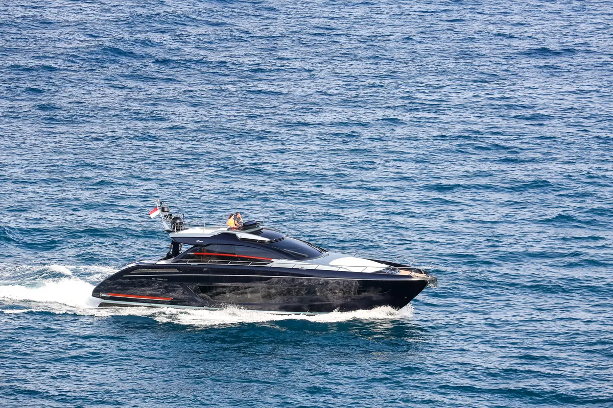 Ribelle 66, pont principal — Luxury Yachts St. Tropez, Saint-Tropez. Du Gaou à Pampelonne à vive allure élégante