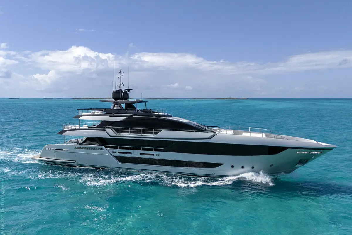 Riva 130 Bellissima — Luxury Yachts St. Tropez, Saint-Tropez. Douze invités, cap sur Pampelonne dès l'aube