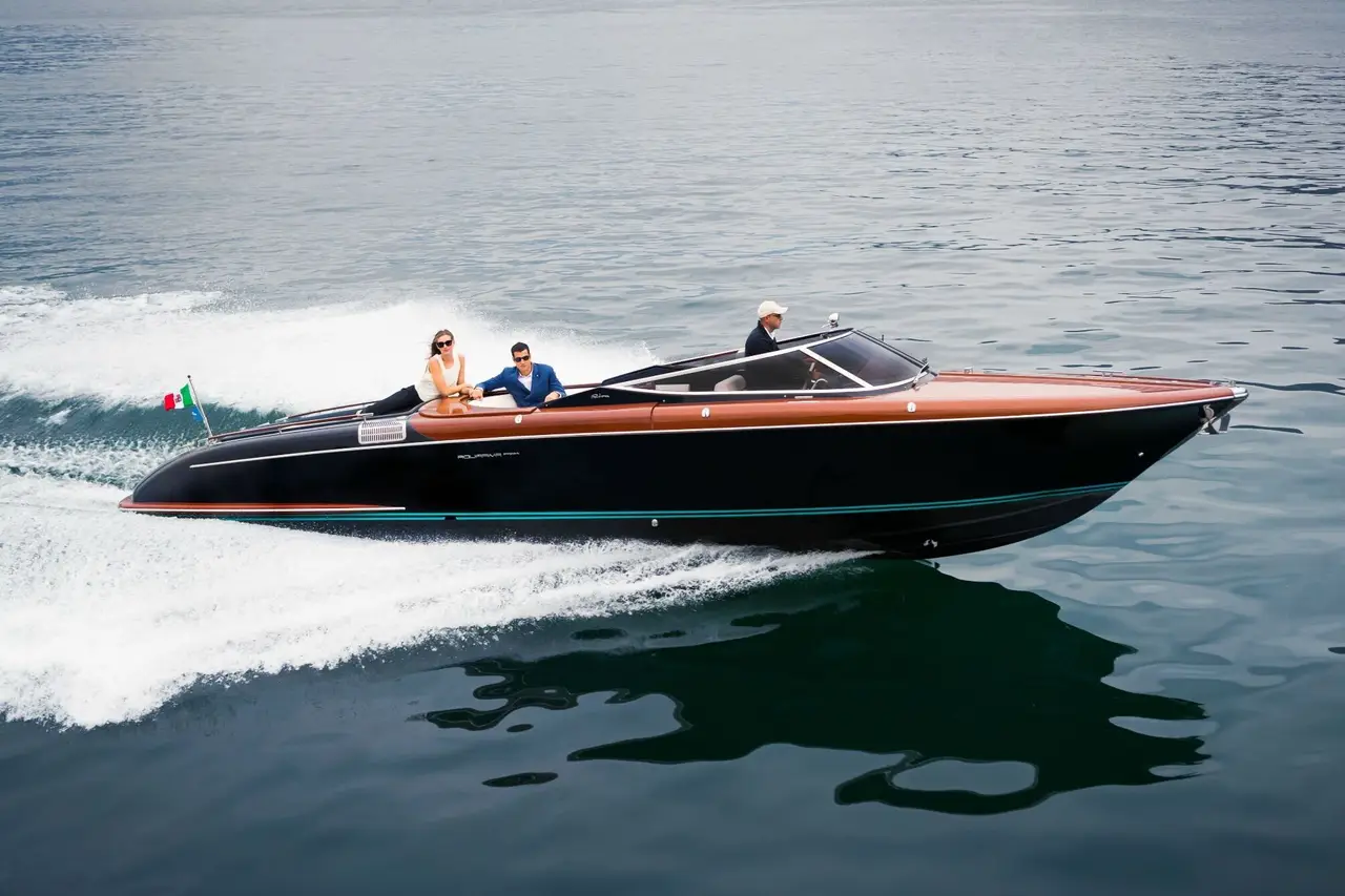 Riva Aquariva — Luxury Yachts St. Tropez, Saint-Tropez. Filer vers Pampelonne, cheveux au vent, dès l'aube