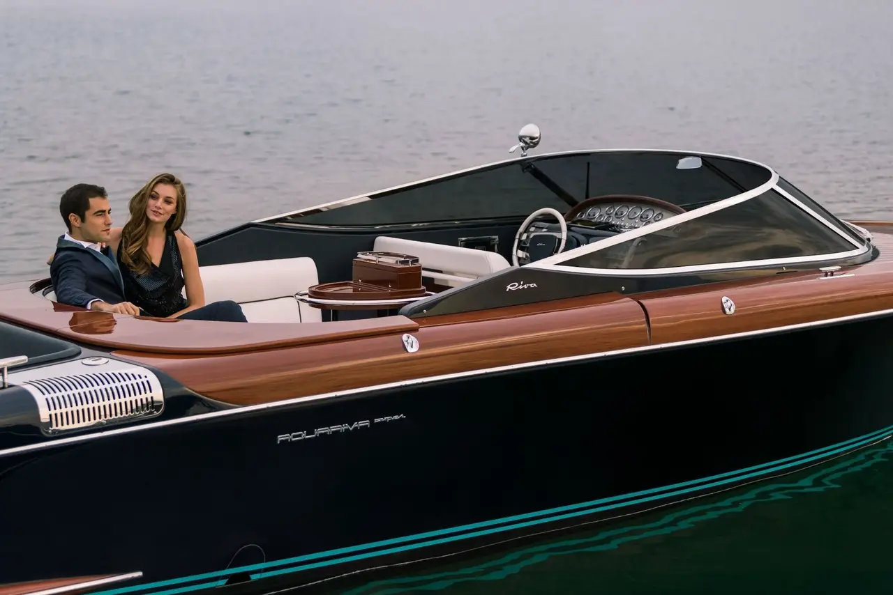 Riva Aquariva, extérieur — Luxury Yachts St. Tropez, Saint-Tropez. Filer vers Pampelonne, cheveux au vent, dès l'aube