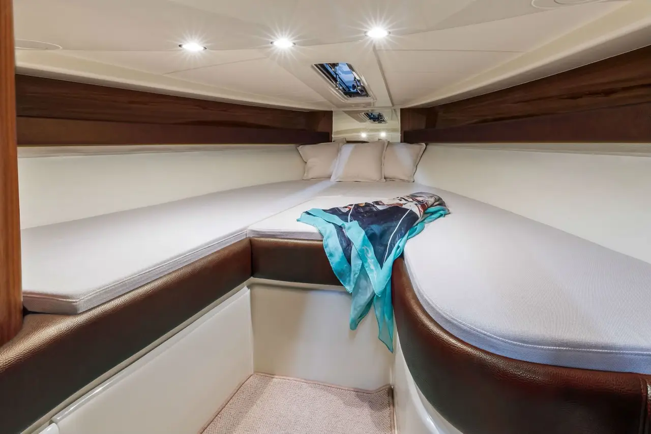 Riva Aquariva, pont principal — Luxury Yachts St. Tropez, Saint-Tropez. Filer vers Pampelonne, cheveux au vent, dès l'aube