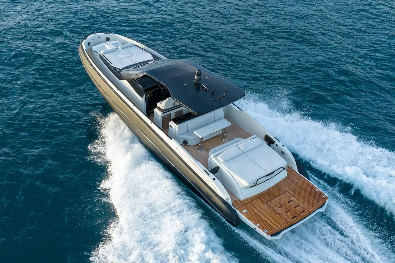 Sacs 47, extérieur — Luxury Yachts St. Tropez, Saint-Tropez. Coque open, cap franc vers Pampelonne l'après-midi
