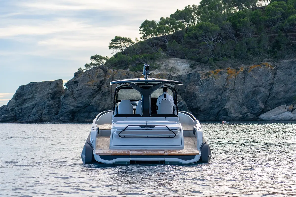 Sacs 47, pont principal — Luxury Yachts St. Tropez, Saint-Tropez. Coque open, cap franc vers Pampelonne l'après-midi