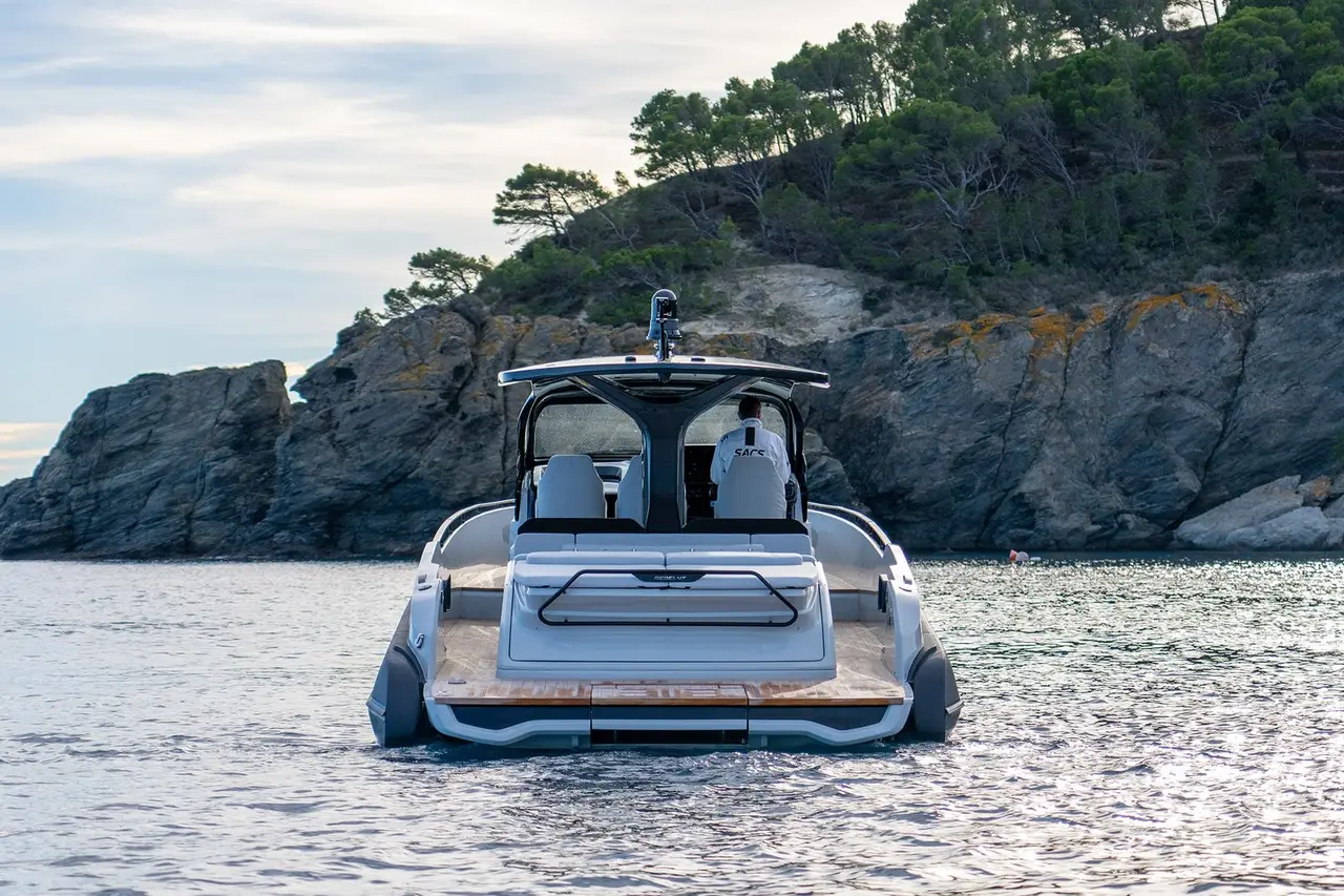 Sacs 47, pont principal — Luxury Yachts St. Tropez, Saint-Tropez. Coque open, cap franc vers Pampelonne l'après-midi