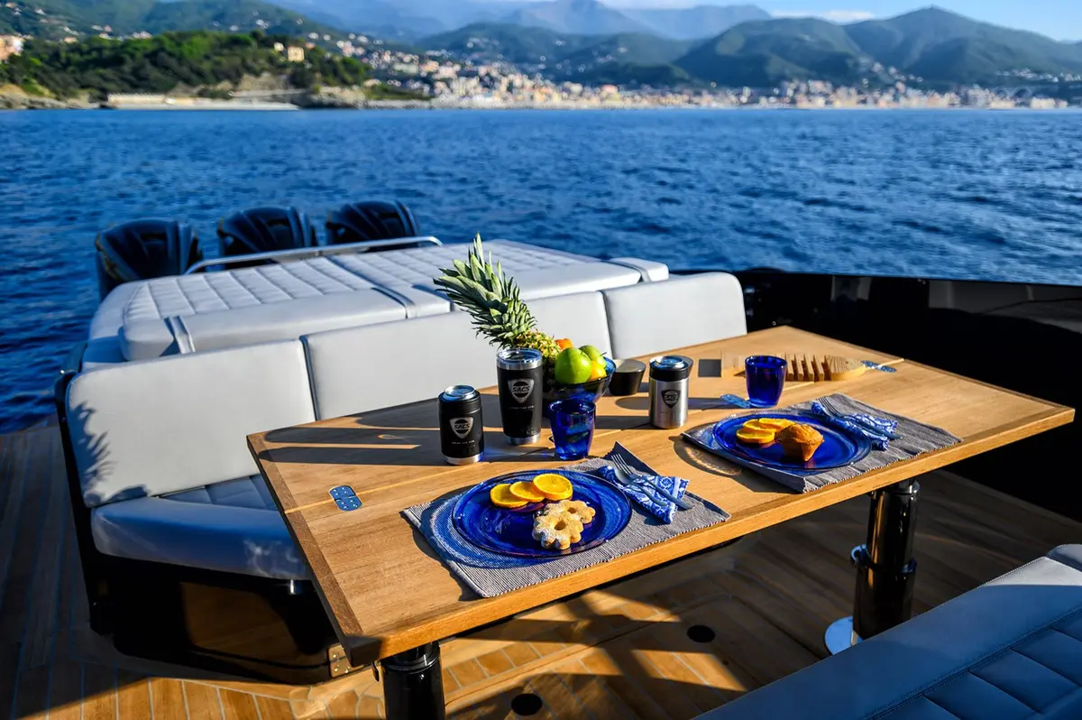 Sacs 47, pont arrière — Luxury Yachts St. Tropez, Saint-Tropez. Coque open, cap franc vers Pampelonne l'après-midi