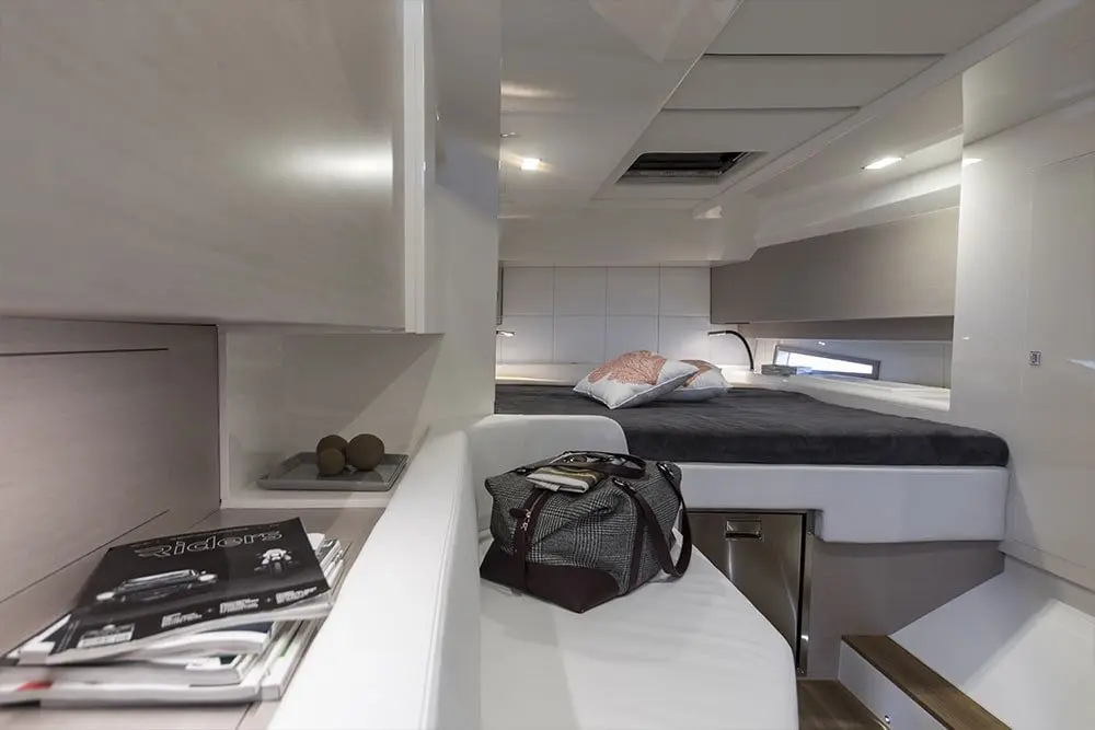 Sacs 47, salon — Luxury Yachts St. Tropez, Saint-Tropez. Coque open, cap franc vers Pampelonne l'après-midi