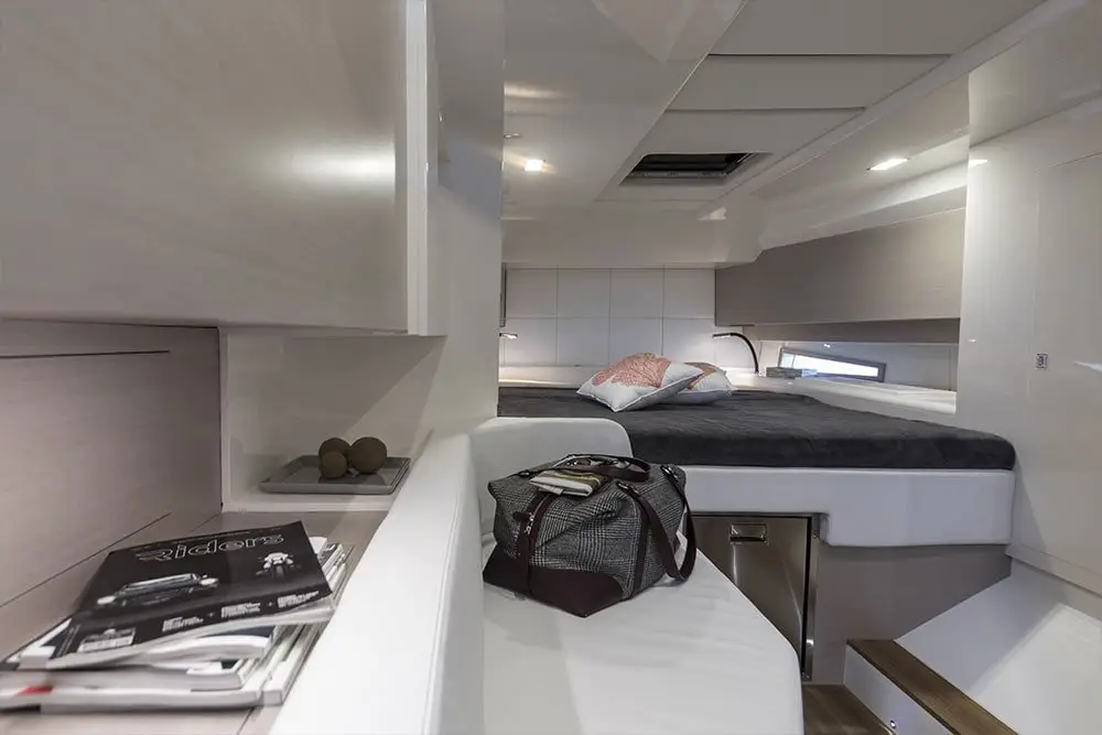 Sacs 47, salon — Luxury Yachts St. Tropez, Saint-Tropez. Coque open, cap franc vers Pampelonne l'après-midi