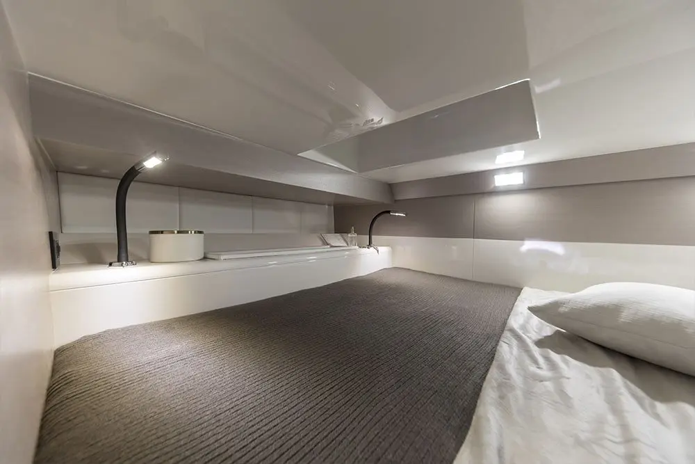 Sacs 47, cabine principale — Luxury Yachts St. Tropez, Saint-Tropez. Coque open, cap franc vers Pampelonne l'après-midi