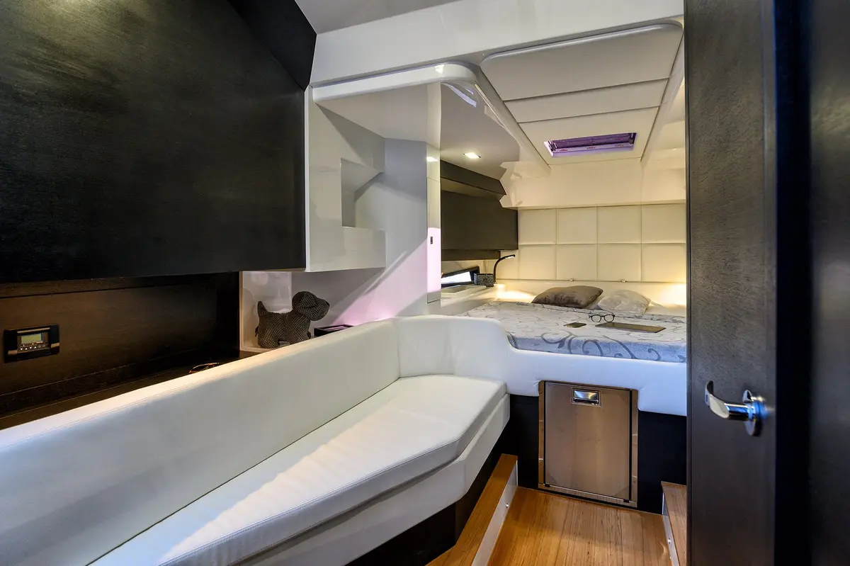 Sacs 47, flybridge — Luxury Yachts St. Tropez, Saint-Tropez. Coque open, cap franc vers Pampelonne l'après-midi