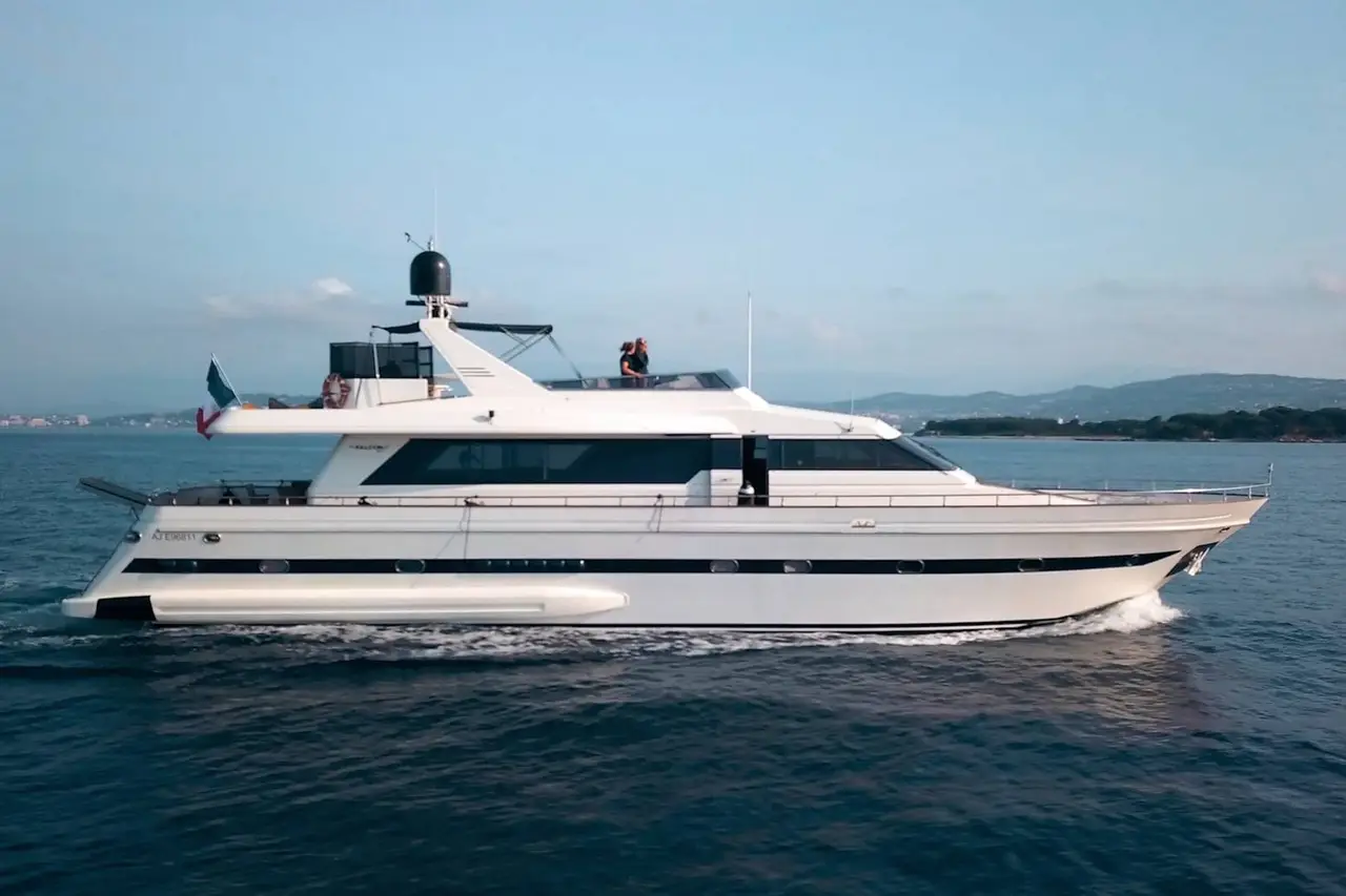 Sanlorenzo 112, flybridge — Luxury Yachts St. Tropez, Saint-Tropez. Du Golfe à Pampelonne, allure large et pont silencieux