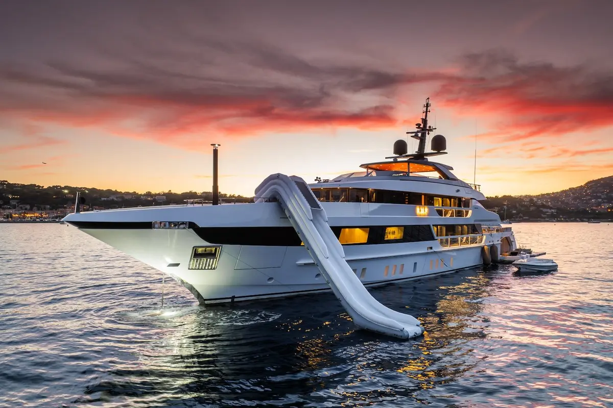 RMF, внешний вид — Luxury Yachts St. Tropez, Сен-Тропе. Ночёвка в Грималье, переход к островам Иер утром