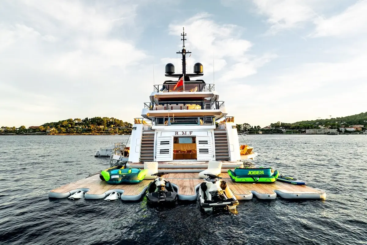 RMF, главная палуба — Luxury Yachts St. Tropez, Сен-Тропе. Ночёвка в Грималье, переход к островам Иер утром