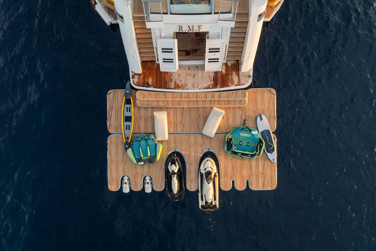 RMF, кормовая палуба — Luxury Yachts St. Tropez, Сен-Тропе. Ночёвка в Грималье, переход к островам Иер утром