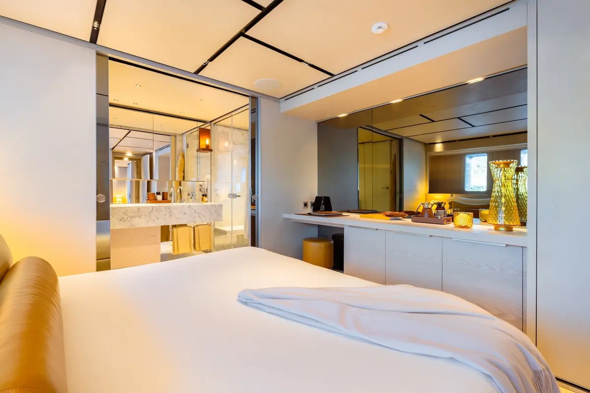 RMF, салон — Luxury Yachts St. Tropez, Сен-Тропе. Ночёвка в Грималье, переход к островам Иер утром