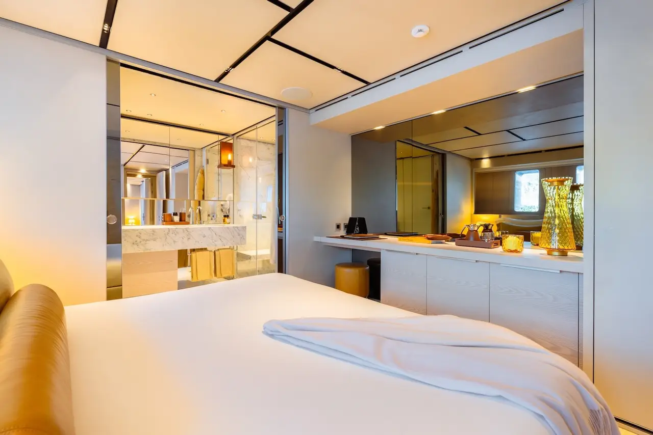 RMF, салон — Luxury Yachts St. Tropez, Сен-Тропе. Ночёвка в Грималье, переход к островам Иер утром