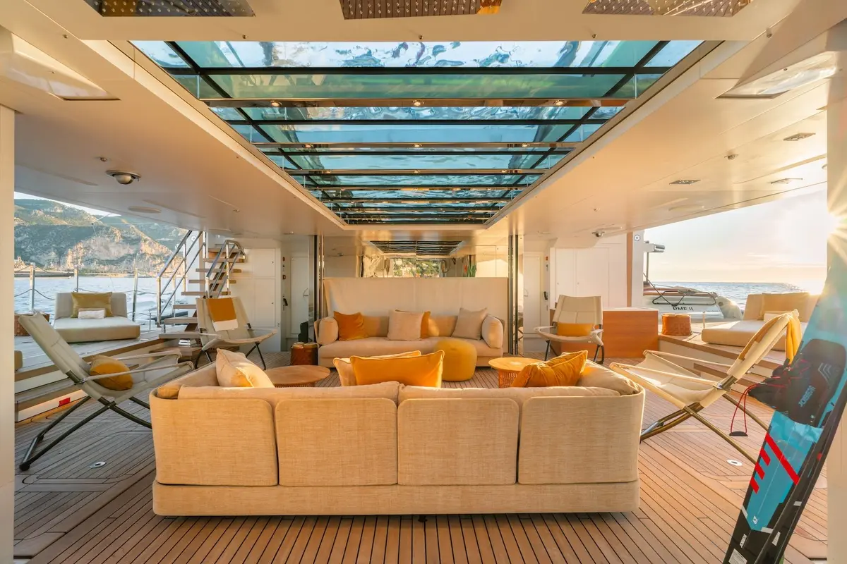 RMF, главная каюта — Luxury Yachts St. Tropez, Сен-Тропе. Ночёвка в Грималье, переход к островам Иер утром