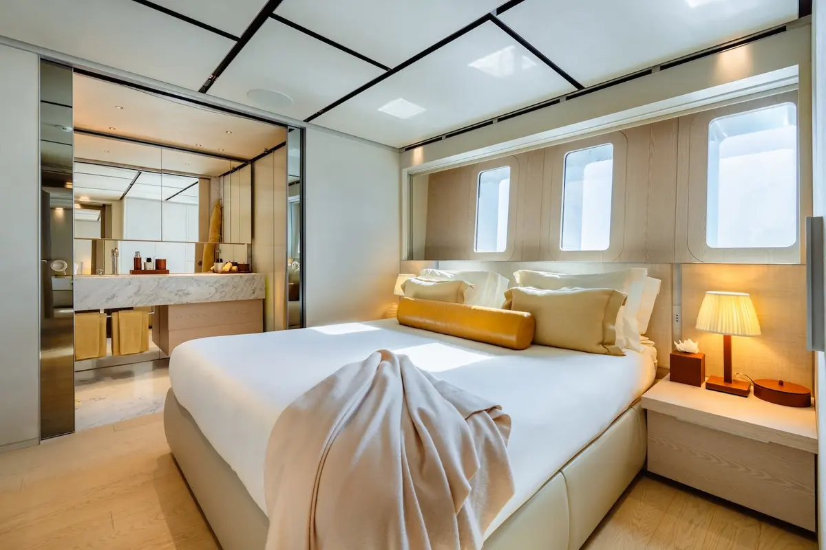 RMF, флайбридж — Luxury Yachts St. Tropez, Сен-Тропе. Ночёвка в Грималье, переход к островам Иер утром