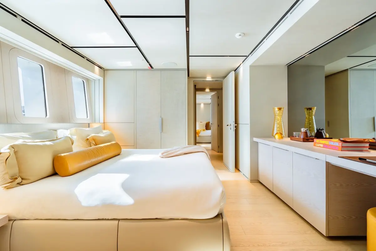 RMF, внешний вид — Luxury Yachts St. Tropez, Сен-Тропе. Ночёвка в Грималье, переход к островам Иер утром