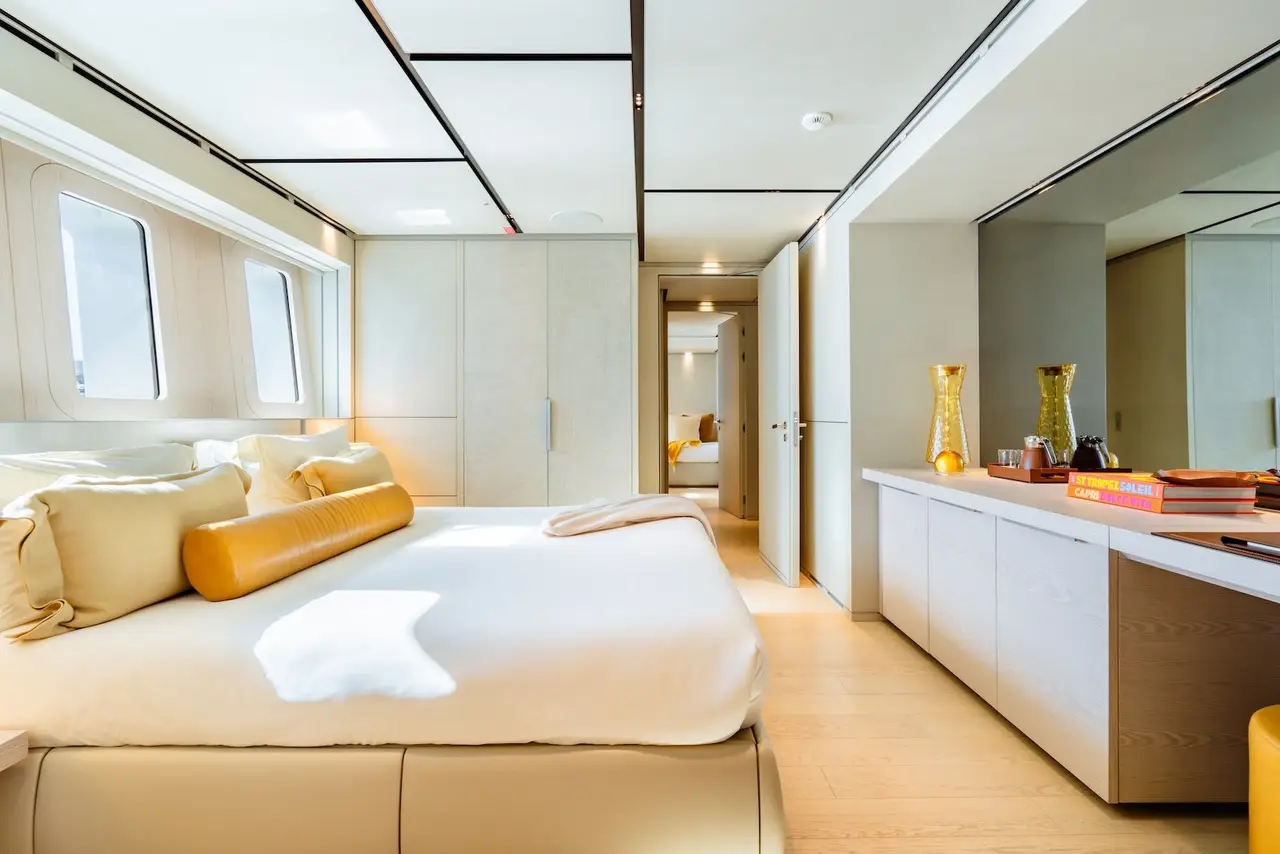 RMF, внешний вид — Luxury Yachts St. Tropez, Сен-Тропе. Ночёвка в Грималье, переход к островам Иер утром