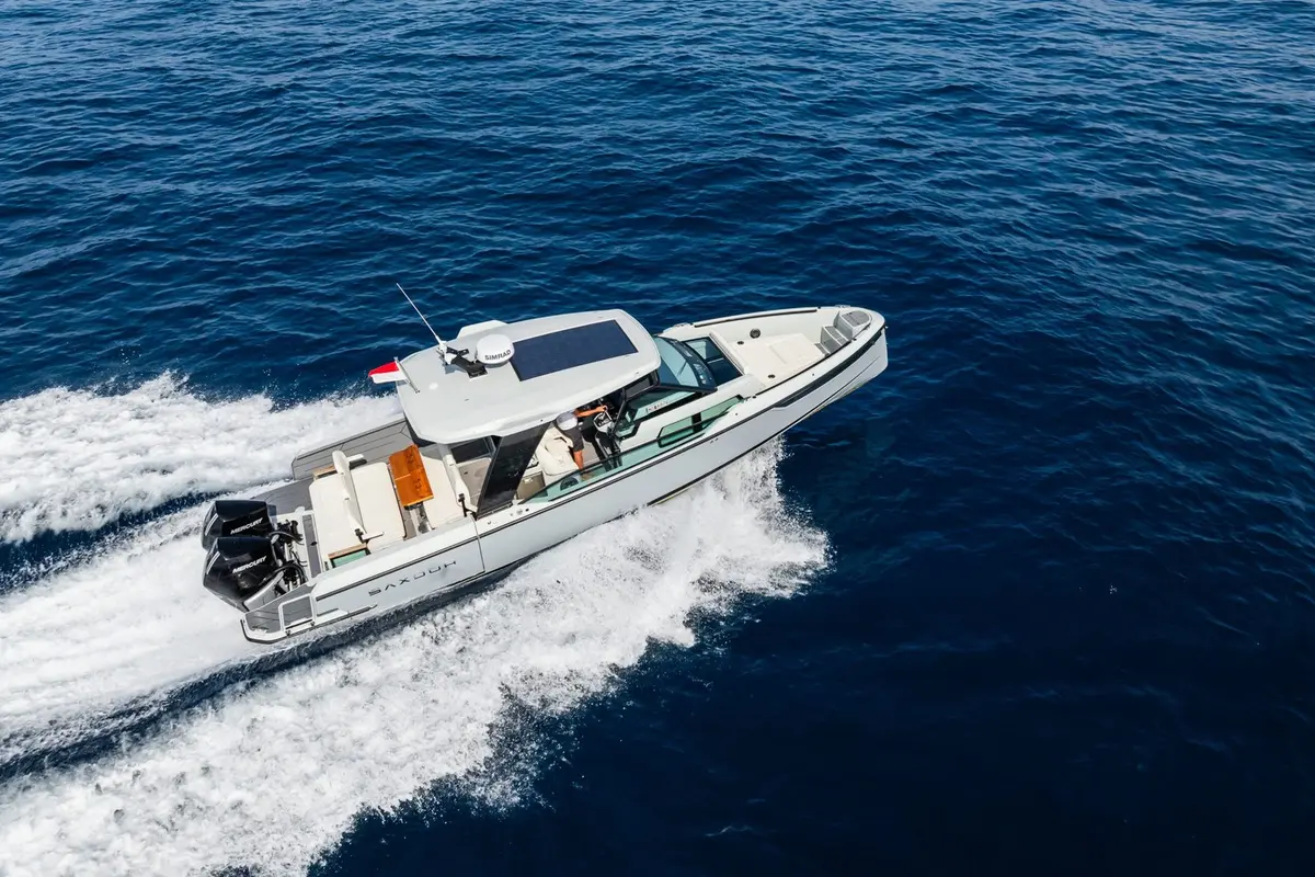 Saxdor 320, pont arrière — Luxury Yachts St. Tropez, Saint-Tropez. Cap Taillat en une matinée, retour avant le déjeuner