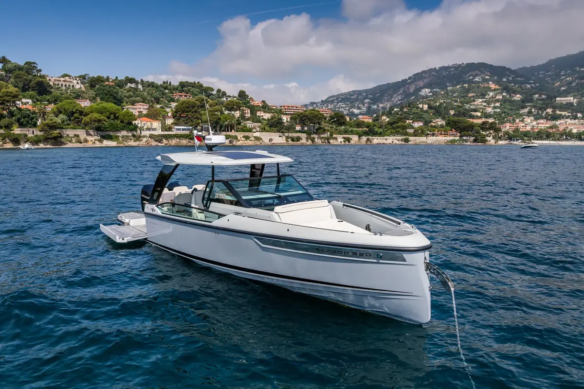 Saxdor 320, flybridge — Luxury Yachts St. Tropez, Saint-Tropez. Cap Taillat en une matinée, retour avant le déjeuner