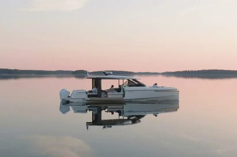 Saxdor 400 GTO, главная палуба — Luxury Yachts St. Tropez, Сен-Тропе. Быстрый выход к бухтам залива на полдня