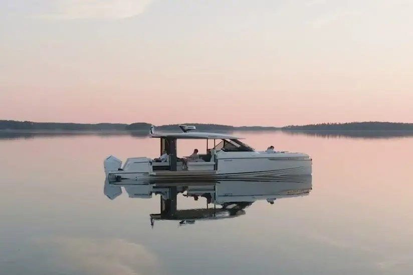 Saxdor 400 GTO, главная палуба — Luxury Yachts St. Tropez, Сен-Тропе. Быстрый выход к бухтам залива на полдня