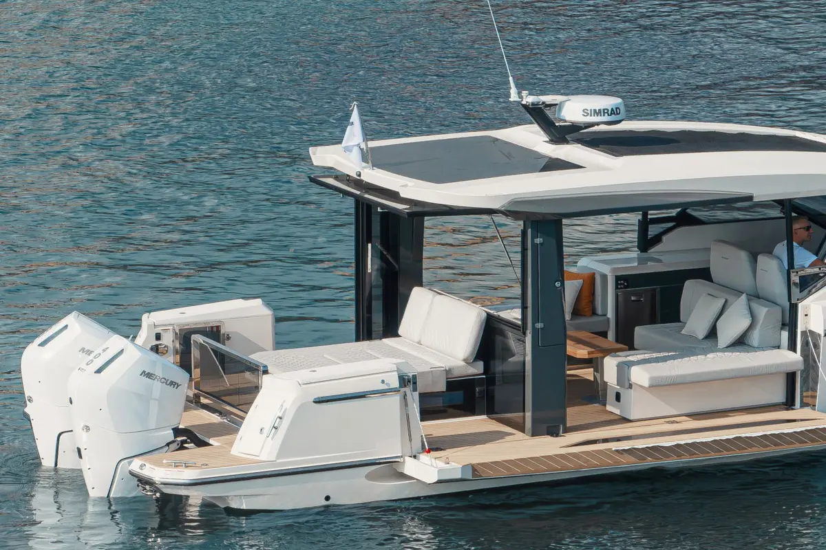 Saxdor 400 GTO, кормовая палуба — Luxury Yachts St. Tropez, Сен-Тропе. Быстрый выход к бухтам залива на полдня
