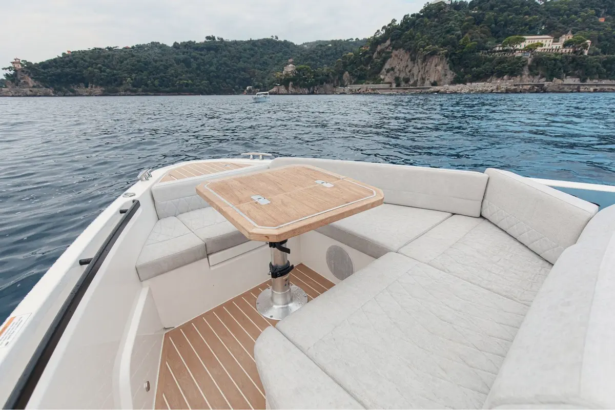 Saxdor 400 GTO, салон — Luxury Yachts St. Tropez, Сен-Тропе. Быстрый выход к бухтам залива на полдня