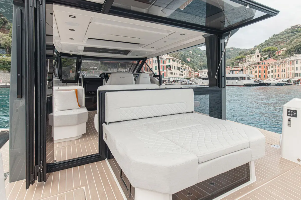 Saxdor 400 GTO, главная каюта — Luxury Yachts St. Tropez, Сен-Тропе. Быстрый выход к бухтам залива на полдня