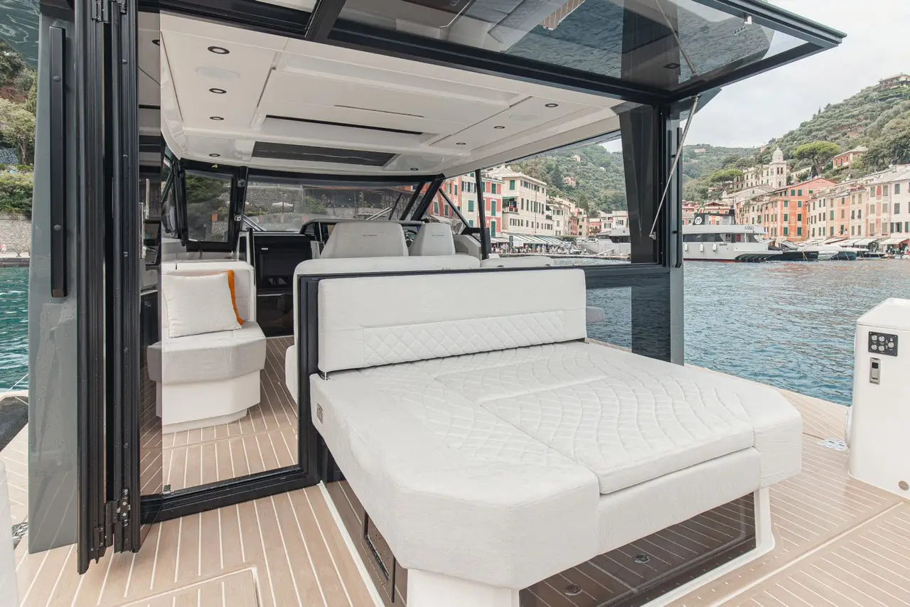 Saxdor 400 GTO, главная каюта — Luxury Yachts St. Tropez, Сен-Тропе. Быстрый выход к бухтам залива на полдня