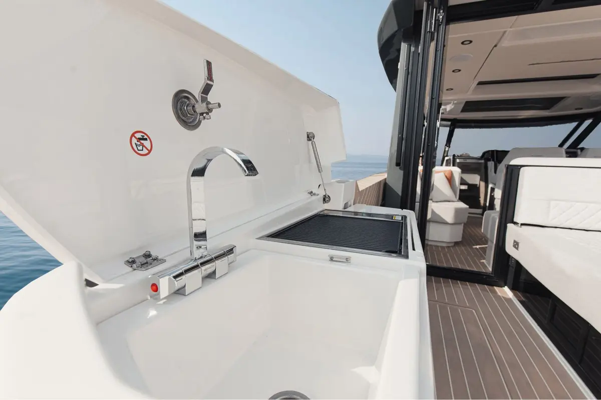 Saxdor 400 GTO, флайбридж — Luxury Yachts St. Tropez, Сен-Тропе. Быстрый выход к бухтам залива на полдня