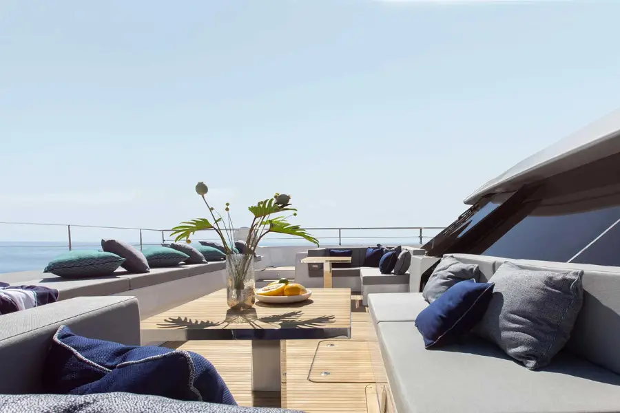 Sunreef 80, flybridge — Luxury Yachts St. Tropez, Saint-Tropez. Estabilidad de catamarán para atardeceres en el golfo