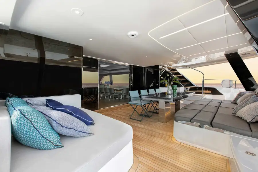 Sunreef 80, exterior — Luxury Yachts St. Tropez, Saint-Tropez. Estabilidad de catamarán para atardeceres en el golfo