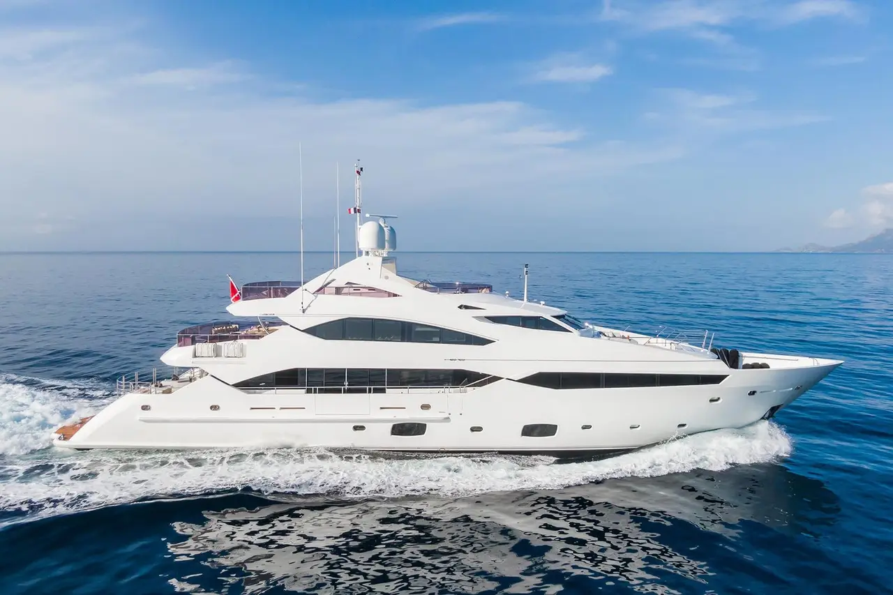 Thumper — Luxury Yachts St. Tropez, Saint-Tropez. Grand loa, allure rapide, cap sur les îles d'Hyères
