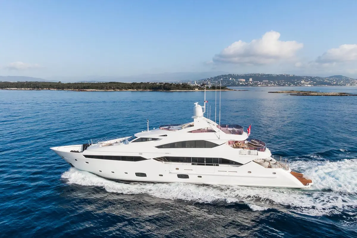 Thumper, extérieur — Luxury Yachts St. Tropez, Saint-Tropez. Grand loa, allure rapide, cap sur les îles d'Hyères