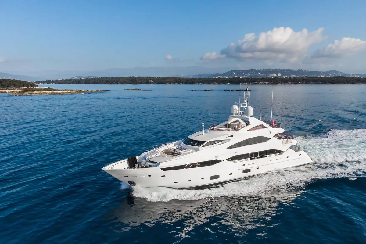 Thumper, pont principal — Luxury Yachts St. Tropez, Saint-Tropez. Grand loa, allure rapide, cap sur les îles d'Hyères