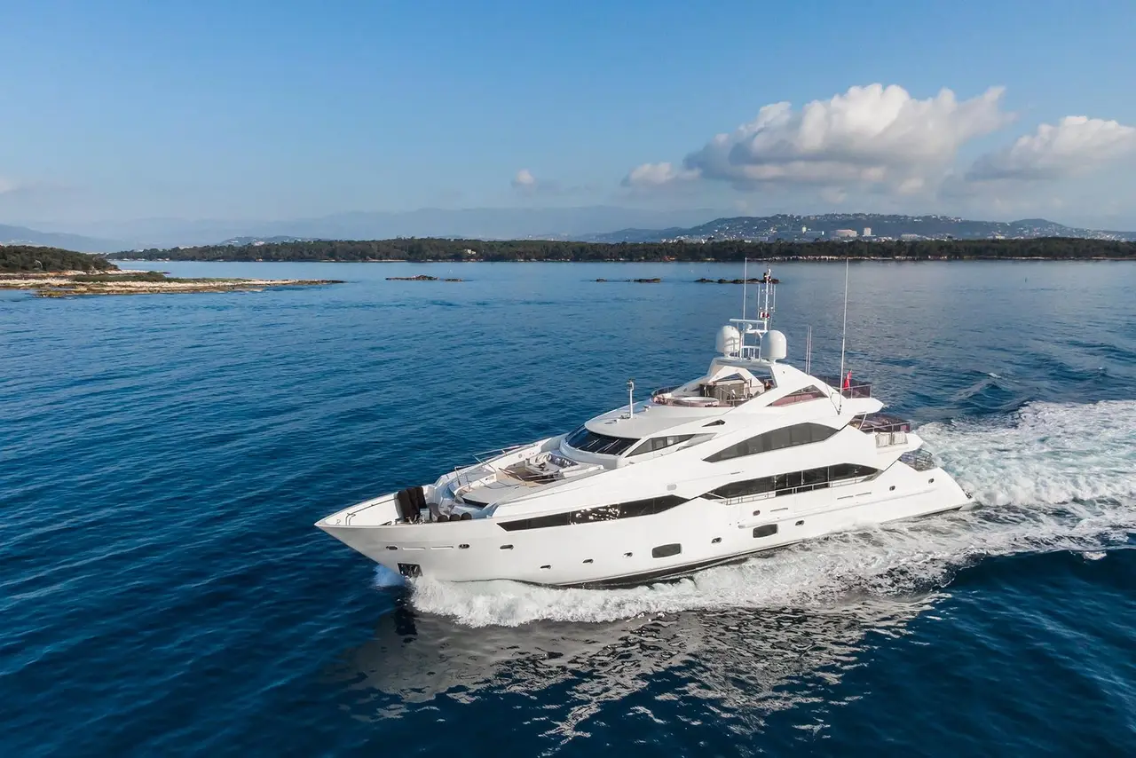 Thumper, pont principal — Luxury Yachts St. Tropez, Saint-Tropez. Grand loa, allure rapide, cap sur les îles d'Hyères