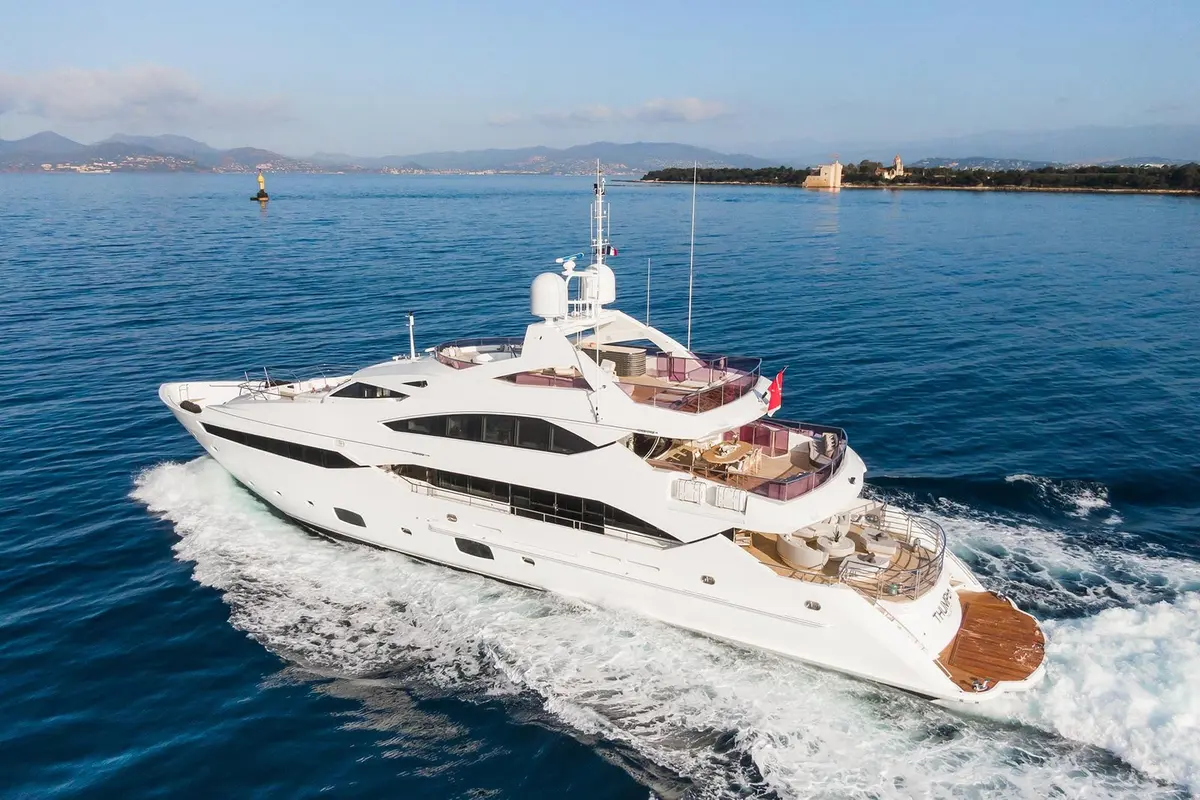 Thumper, pont arrière — Luxury Yachts St. Tropez, Saint-Tropez. Grand loa, allure rapide, cap sur les îles d'Hyères