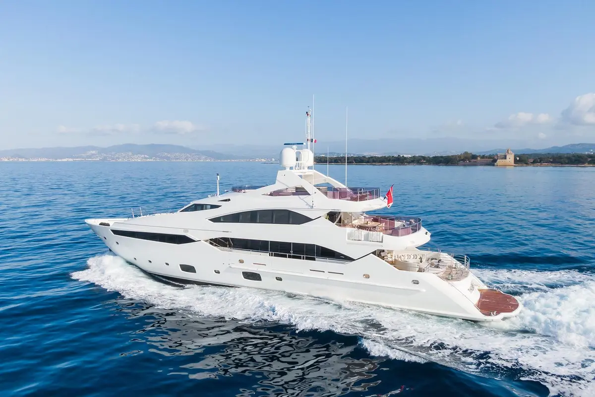 Thumper, salon — Luxury Yachts St. Tropez, Saint-Tropez. Grand loa, allure rapide, cap sur les îles d'Hyères