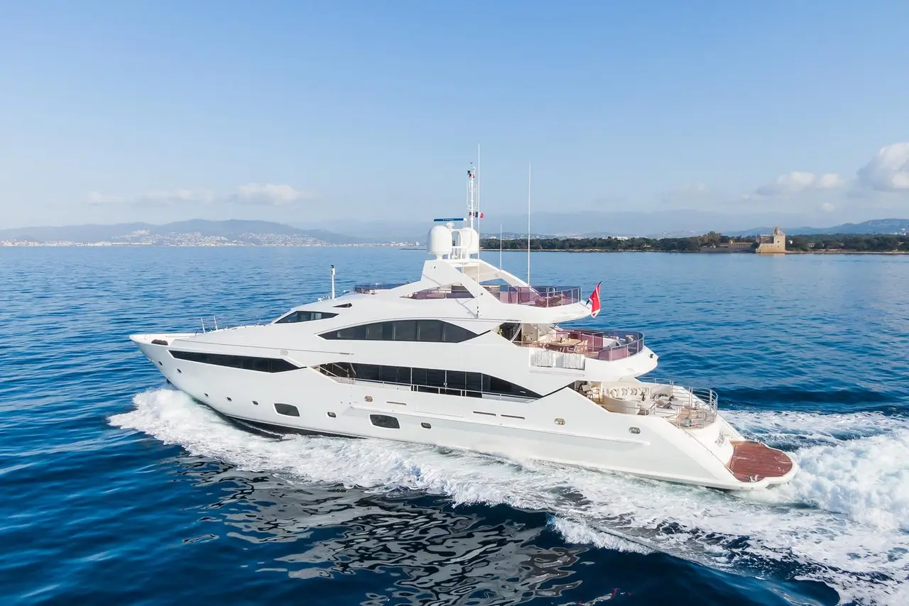 Thumper, salon — Luxury Yachts St. Tropez, Saint-Tropez. Grand loa, allure rapide, cap sur les îles d'Hyères