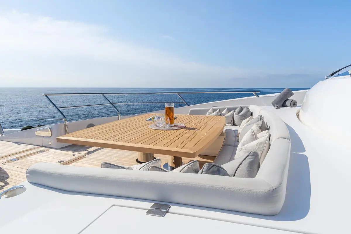 Thumper, cabine principale — Luxury Yachts St. Tropez, Saint-Tropez. Grand loa, allure rapide, cap sur les îles d'Hyères