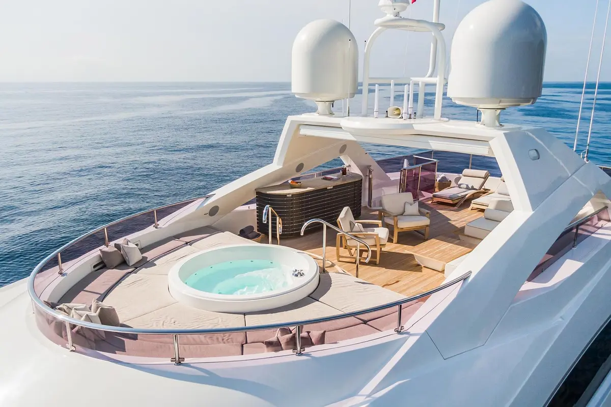 Thumper, flybridge — Luxury Yachts St. Tropez, Saint-Tropez. Grand loa, allure rapide, cap sur les îles d'Hyères